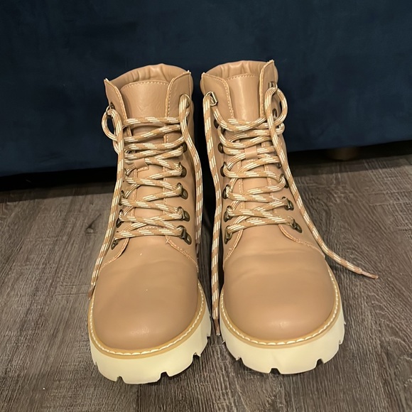 Lug sole boots - Picture 2 of 8